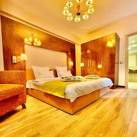 Royal Studio Apartment With A Perfect View - Yamaluxe Bukarest Exterior foto