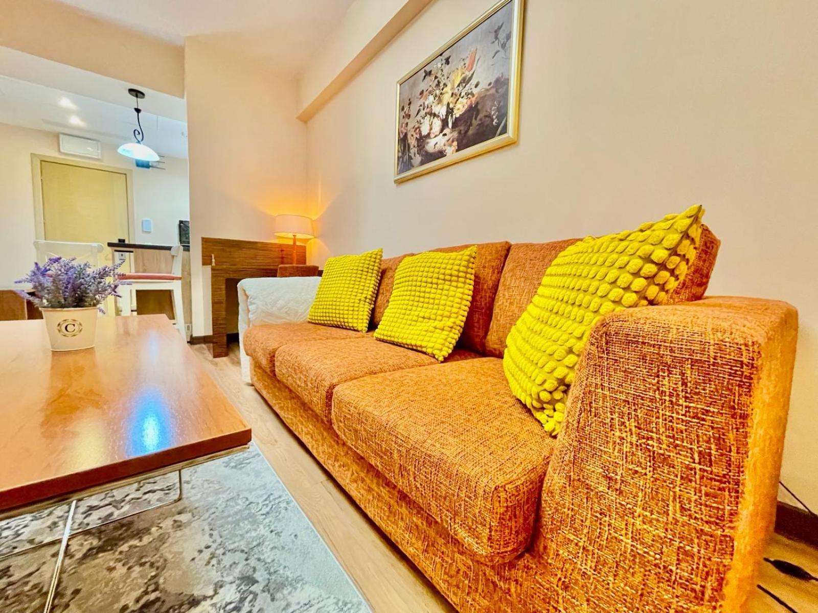 Royal Studio Apartment With A Perfect View - Yamaluxe Bukarest Exterior foto