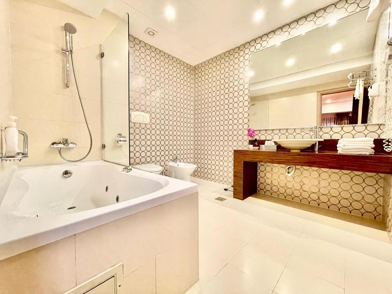 Royal Studio Apartment With A Perfect View - Yamaluxe Bukarest Exterior foto