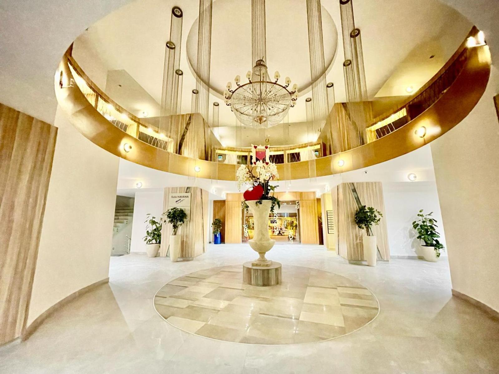 Royal Studio Apartment With A Perfect View - Yamaluxe Bukarest Exterior foto
