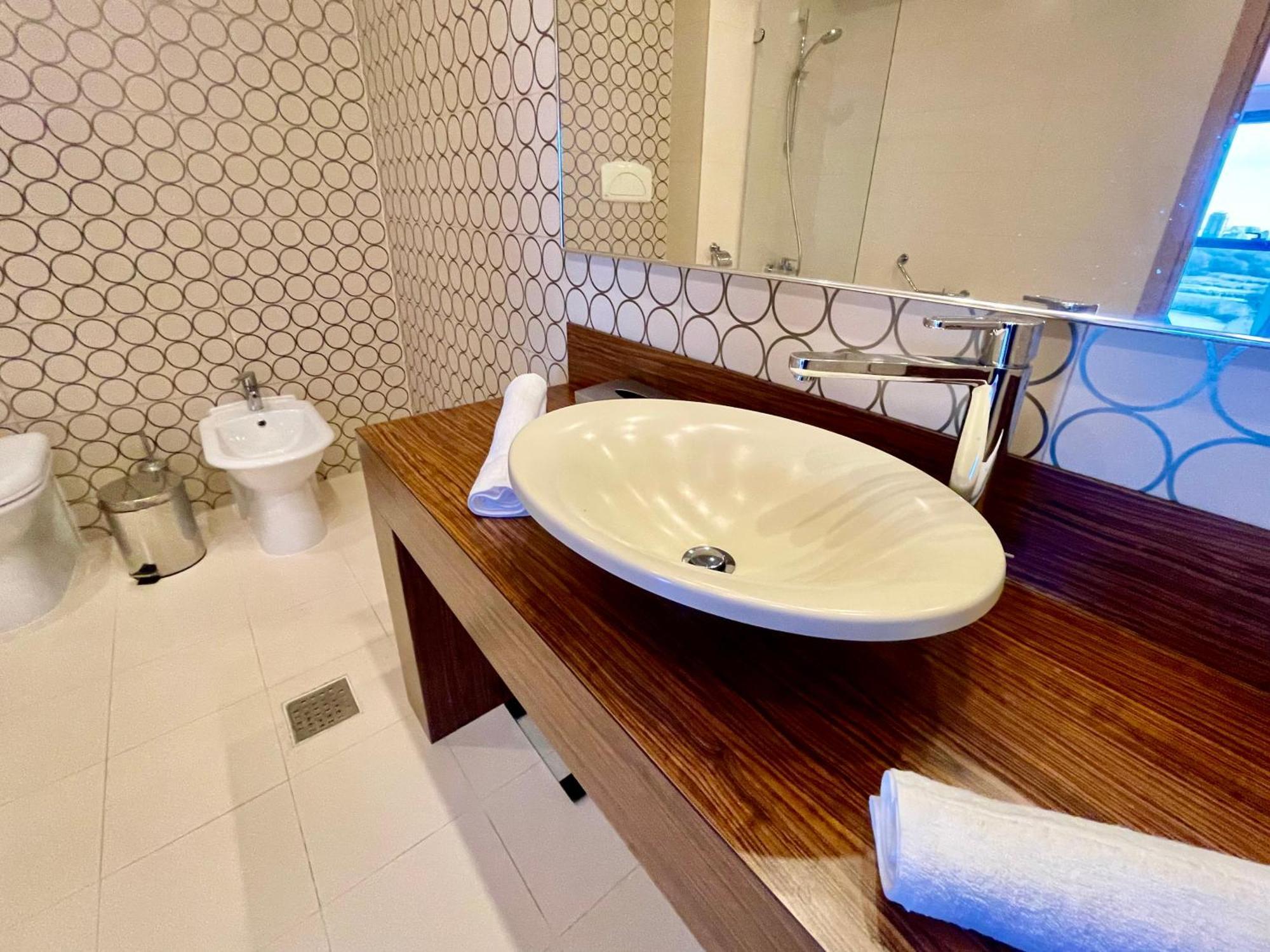 Royal Studio Apartment With A Perfect View - Yamaluxe Bukarest Exterior foto